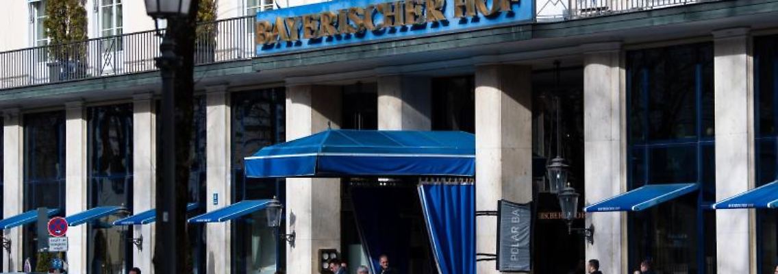 Limousinen stehen vor Beginn der Münchner Sicherheitskonferenz vor dem Hotel "Bayerischer Hof". Foto: Sven Hoppe/dpa