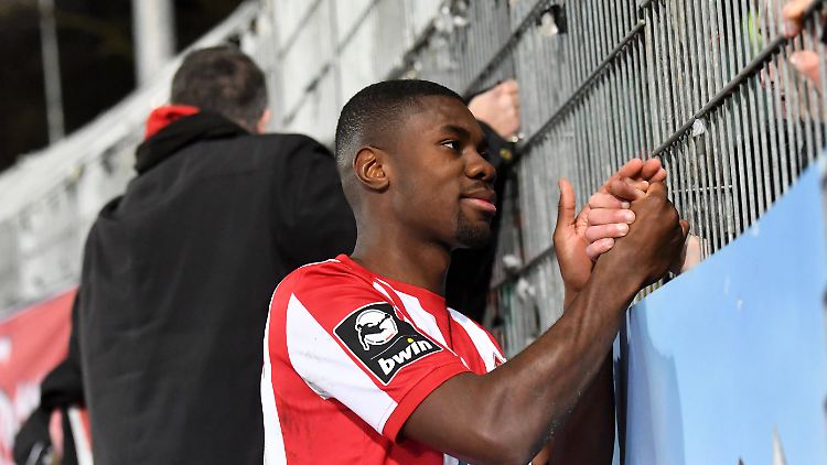 Würzburgs Leroy Kwadwo zeigte sich nach dem Spiel getroffen von den Beleidigungen, aber dankbar für die Zivilcourage der anderen Fans in Münster.