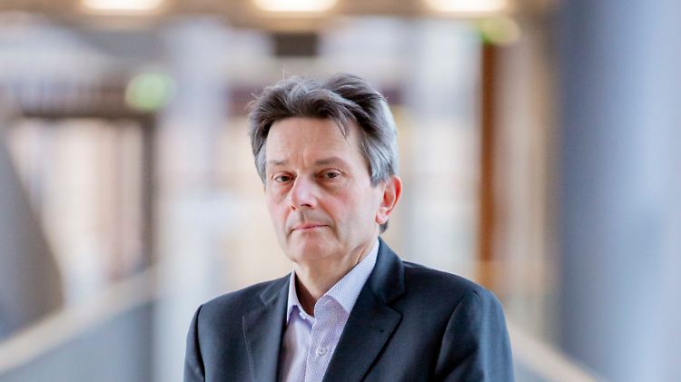 Mützenich war von Juni bis September 2019 erst kommissarischer Fraktionsschef der SPD und übernahm den Posten dann auch offiziell.