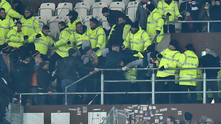 Nach dem 0:0 hatten Dynamo-Anhänger versucht, aus ihrem Stehplatz-Block in den Bereich mit St. Pauli-Fans zu klettern.