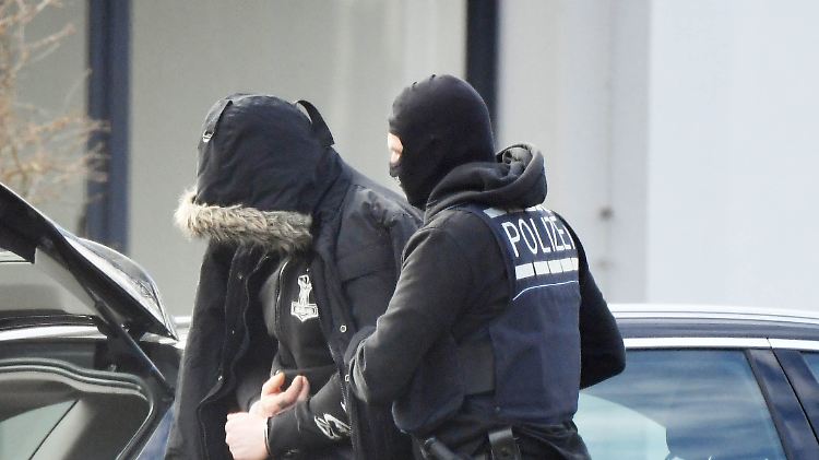 Am Tag nach der Zerschlagung einer mutmaßlichen Terrorzelle wird eine Person in den Bundesgerichtshof in Karlsruhe gebracht.