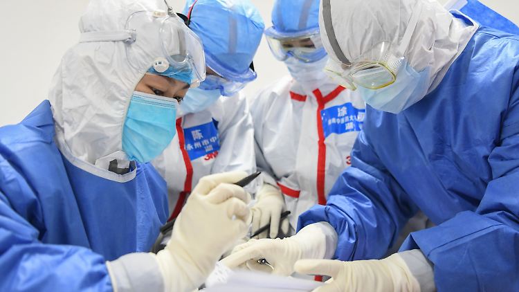 In Panik müsse man nicht verfallen, heißt es vom Robert-Koch-Institut, das Risiko, sich in Deutschland mit dem Coronavirus zu infizieren, sei gering. 