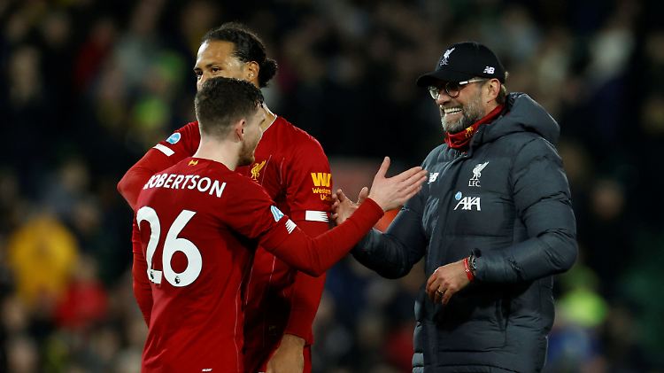 Und wieder ein Sieg: Klopp jubelt mit Andrew Robertson.