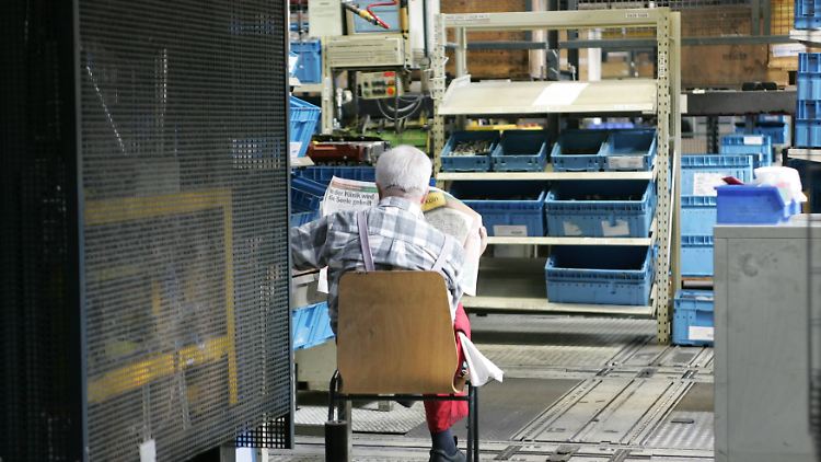 Zahlreiche Betriebsrentner müssen auf die versprochene Senkung ihrer Krankenkassenbeiträge noch warten.
