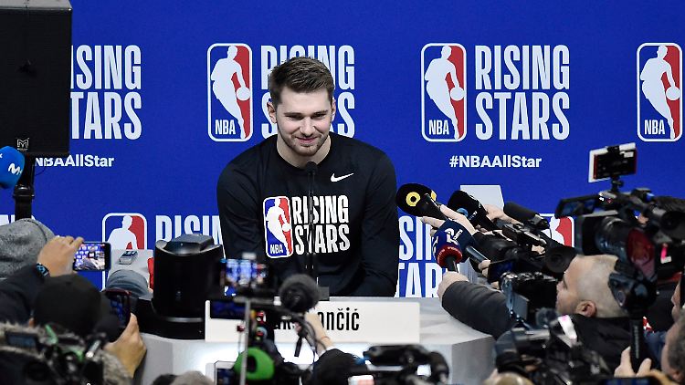 Yes! Si! Da! Pressekonferenzen mit Luka Doncic gibt es in dreifacher Sprachausgabe.