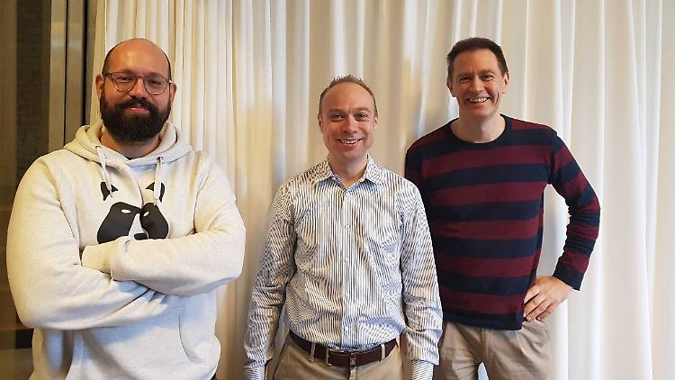 Josef Brunner (Mitte) zusammen mit den "Alles Neu"-Moderatoren Nils Kreimeier (rechts) und Martin Unger (links).