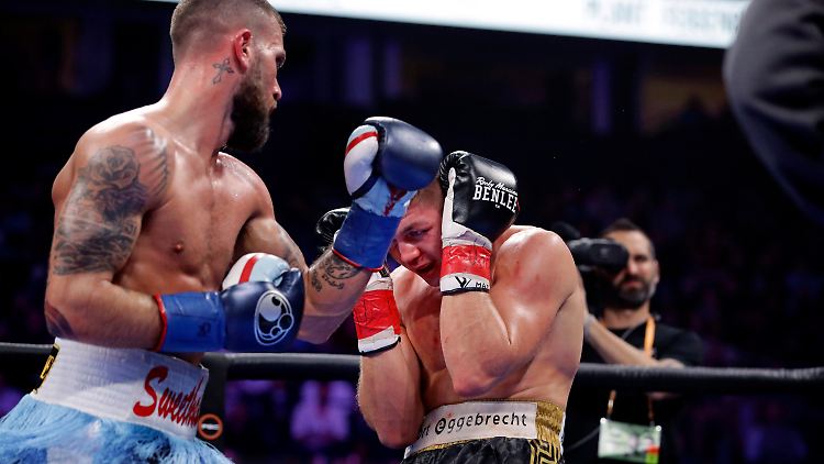 Vincent Feigenbutz musste gegen Caleb Plant kräftig einstecken - und wurde in der zehnten Runde durch Technischen K. o. erlöst.