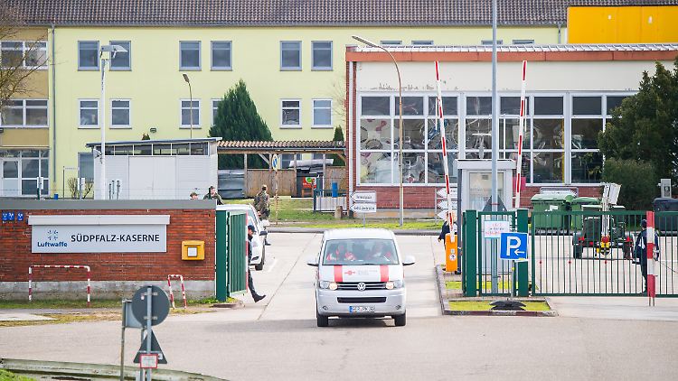 Die Tore der Kaserne in Germersheim öffnen sich endlich auch für die aus Wuhan Zurückgekehrten.