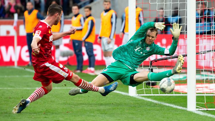 Manuel Neuer zeigte gegen den 1. FC Köln eine Top-Leistung, nur gegen Mark Uth kam er in dieser Szene einmal zu spät.
