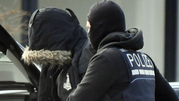 Ein Mitglied der mutmaßlichen rechten Terrorzelle wird in Karlsruhe den Ermittlungsrichtern vorgeführt.