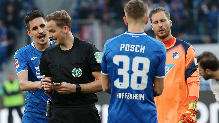 Schiedsrichter Sören Storks hatte in Hoffenheim reichlich zu tun.