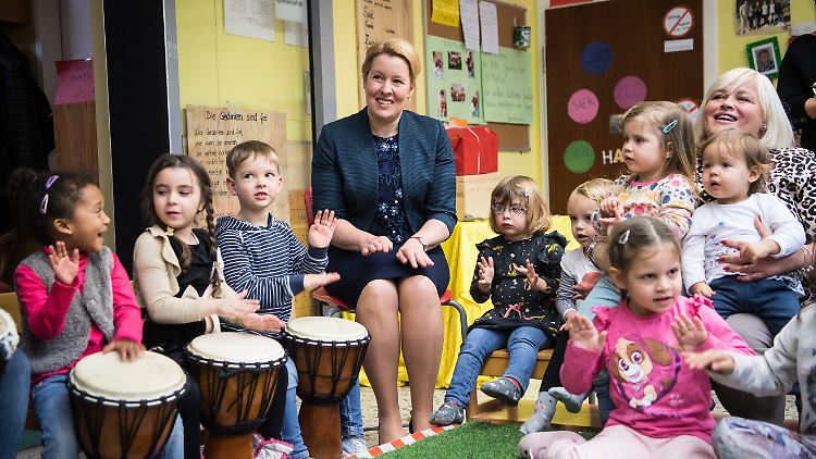 Familienministerin Giffey (hier im Oktober 2019 in einer Kita in Mainz) will das Elterngeld reformieren.