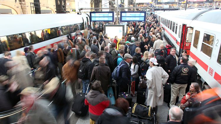 Die Deutsche Bahn meldet
nach der Mehrwertsteuersenkung auf Ferntickets einen Ansturm auf
ihre ICE- und IC-Züge.