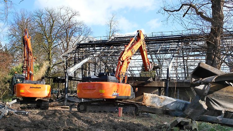 In Krefeld haben die Abrissarbeiten begonnen.
