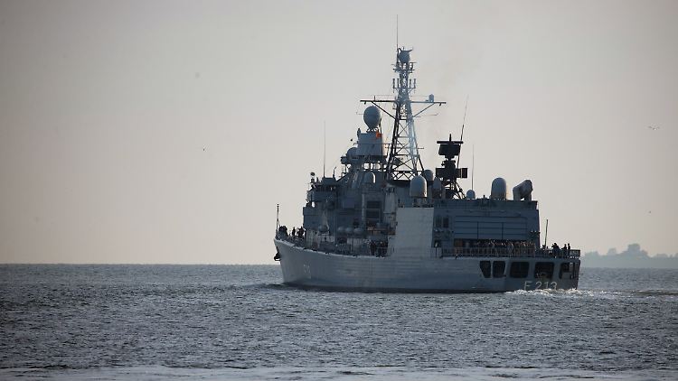 Die Fregatte "Augsburg" der Deutschen Marine war an der EU-Mission "Sophia" im Mittelmeer beteiligt.