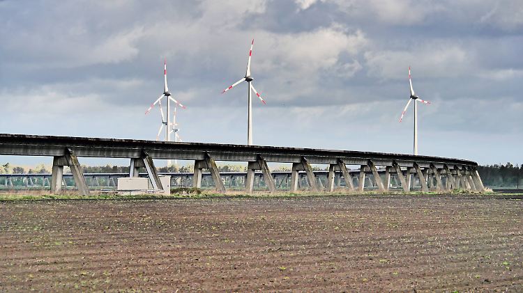 Im Emsland stehen noch die Reste einer Transrapid-Teststrecke.