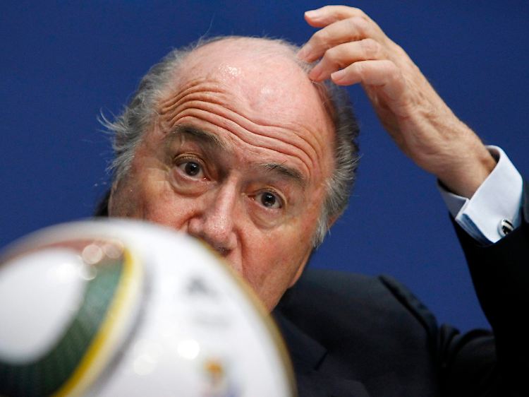 Joseph Blatter ist mit dem Vorsatz ins neue Jahr gegangen, eine Anti-Korruptions-Kommission zu gründen - um den Vorwurf der Korruption mit Vorsatz zu entkräften.