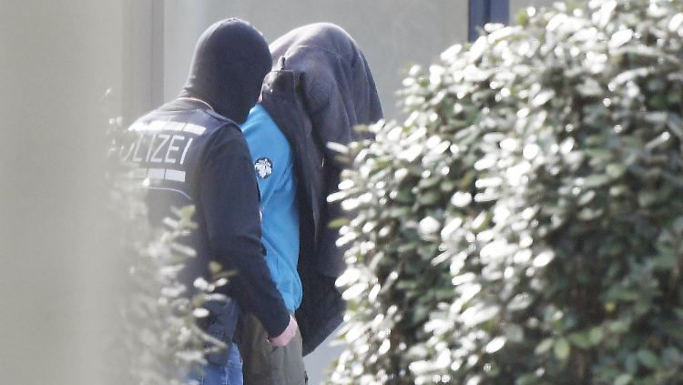 Bei den Razzien wurden auch zahlreiche Waffen sichergestellt.
