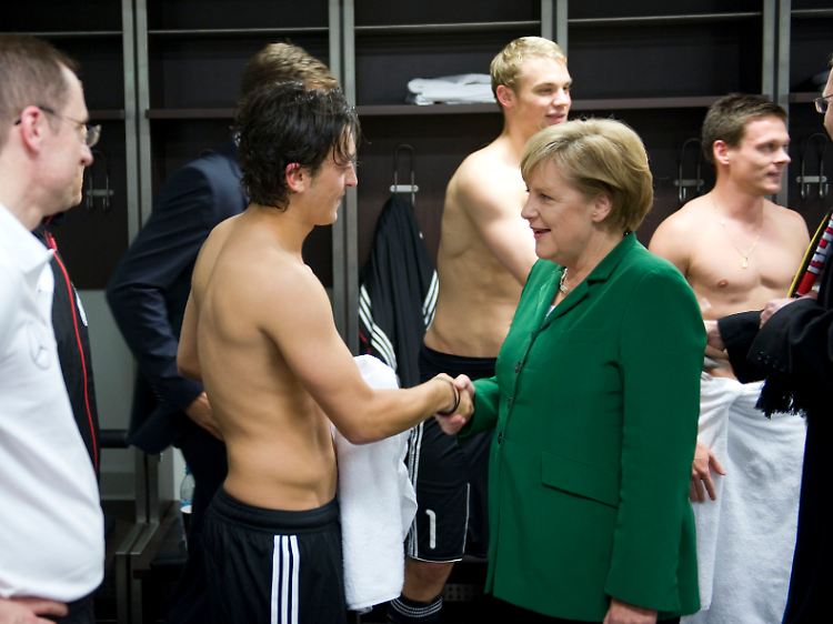 Keine Berührungsängste: Merkel nach dem Spiel gegen die Türkei am 08. Oktober in der Mannschaftskabine.