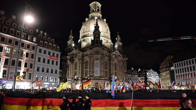 Zum 200. sogenannten Abendspaziergang trafen sich die Pegida-Anhänger in Dresden.