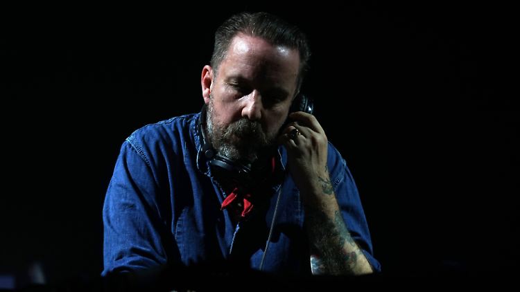 Hier legt Andrew Weatherall 2016 bei einem Londoner Festival auf. Gearbeitet hat er mit Künstlern wie Björk und New Order.
