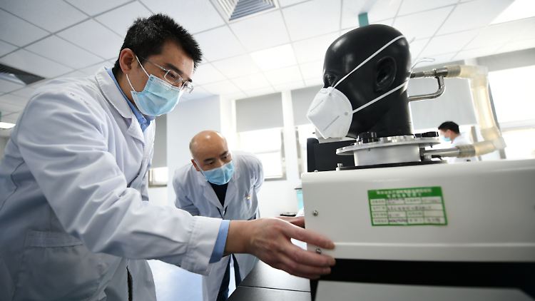 Auch immer mehr Ärzte und Pflegekräfte stecken sich mit dem Virus an.