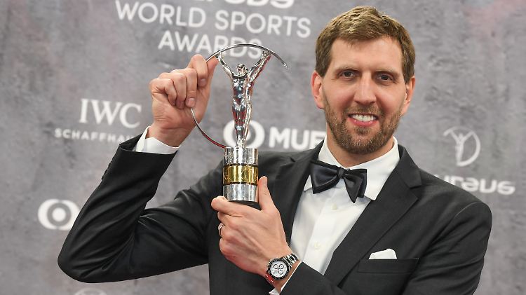 Dirk Nowitzki bekam den Preis von Box-Weltmeister Wladimir Klitschko überreicht.
