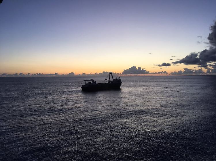 Die "MV Alta" allein im Nordatlantik: Aufnahmen von Bord der "HMS Protector" aus.