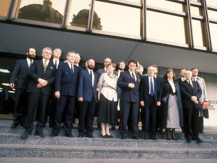 Die Regierung de Maizière im April 1990 vor dem "Palast der Republik" (inzwischen abgerissen).
