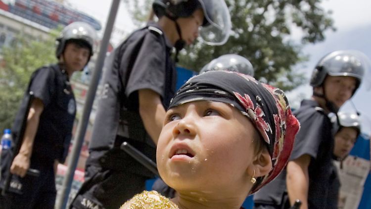 Bewaffnete Polizisten patrouillieren in der Hauptstadt der Region Xinjiang - hier lebt ein Großteil der uigurischen Bevölkerung Chinas.