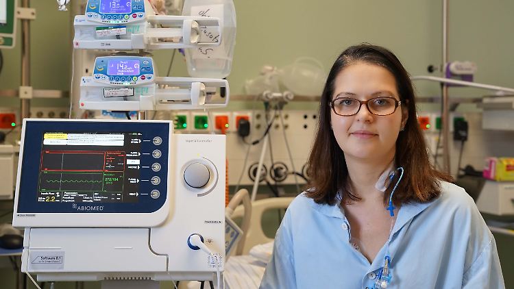 Franziska Bleis mit der Impella-Mikropumpe als Patientin im Deutschen Herzzentrum Berlin.