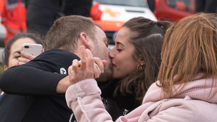 Das sieht ziemlich eindeutig aus: Sarah Lombardi und Julian Büscher.