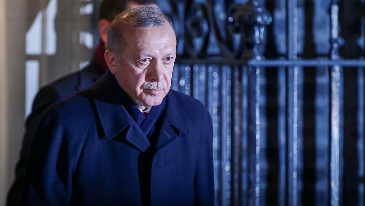 Der türkische Präsident Erdogan rechtfertigt sein massives Vorgehen als notwendige Antwort auf die Bedrohung der Sicherheit in der Türkei.