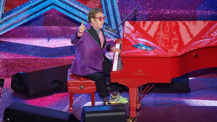 Elton John hat mit einem Online-Konzert für Ablenkung gesorgt.