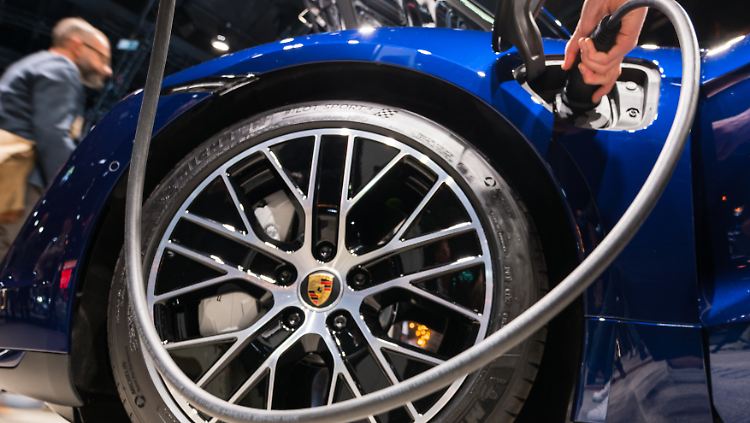 Während Bill Gates den Porsche Taycan "sehr cool" findet, wird in Tests die geringe Reichweite kritisiert.