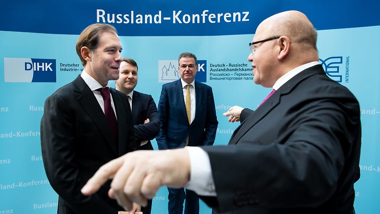 Wirtschaftsminister Altmaier begrüßt Denis Manturow, den russischen Industrieminister. 