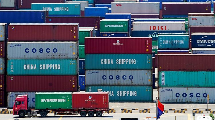 Container sind im Yangshan Deep Water Port in Shanghai.