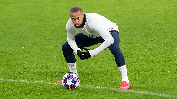 Intensives Aufwärmen: Neymar.