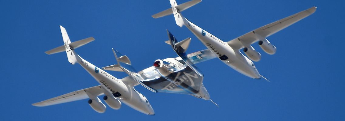 Das Raumflug-Konzept von Virgin Galactic sieht so aus: Das große "WhiteKnightTwo"-Transportflugzeug soll Passagiere im kleineren "SpaceShipTwo" (Mitte) in Richtung Weltall transportieren.