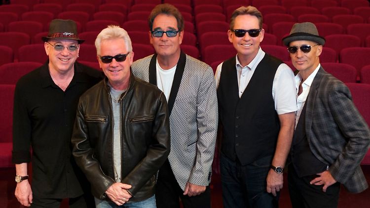 Geben nochmal Gas: Huey Lewis (M.) und seine News.