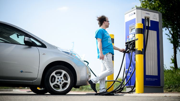 Für die Einhaltung der Klimaziele sind laut "Masterplan Ladeinfrastruktur" sieben bis zehn Millionen E-Autos nötig.