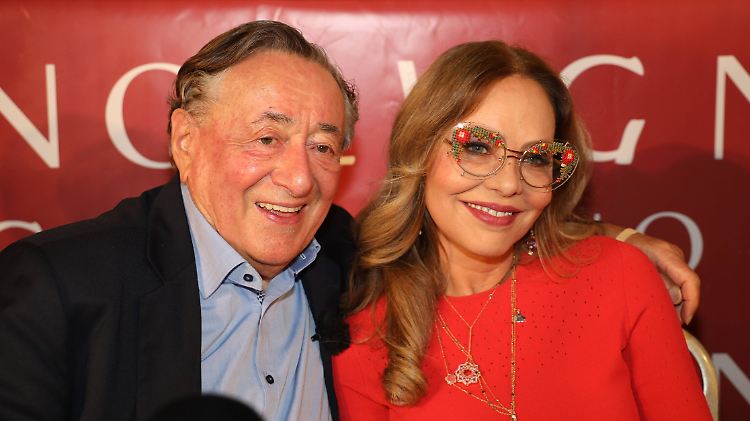 Sie sehen tatsächlich beide ganz glücklich aus: Richard Lugner und Ornella Muti.