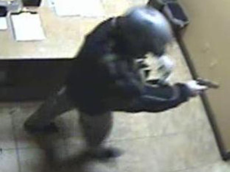 Bild der Überwachungskamera des Suncoast Casinos vom 9. Dezember: der Täter trug einen Motorradhelm und eine Waffe. Die Polizei vermutet, dass es sich um denselben Mann handeln könnte.