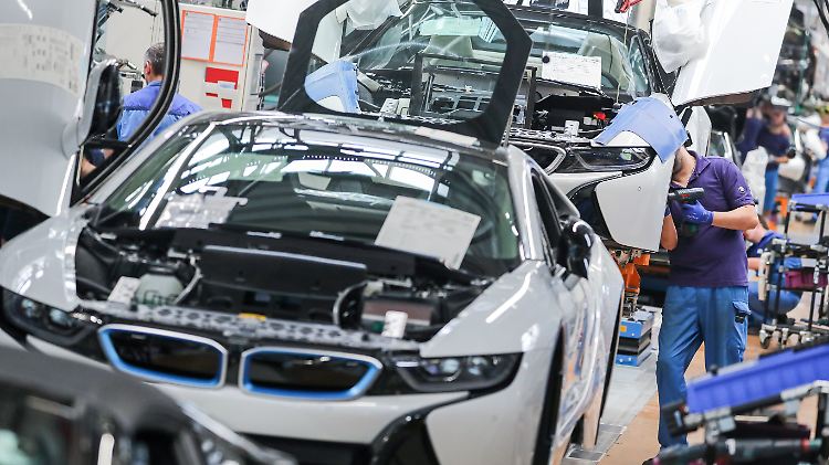 Mitarbeiter im BMW-Werk Leipzig arbeiten in der Montage des i8. 