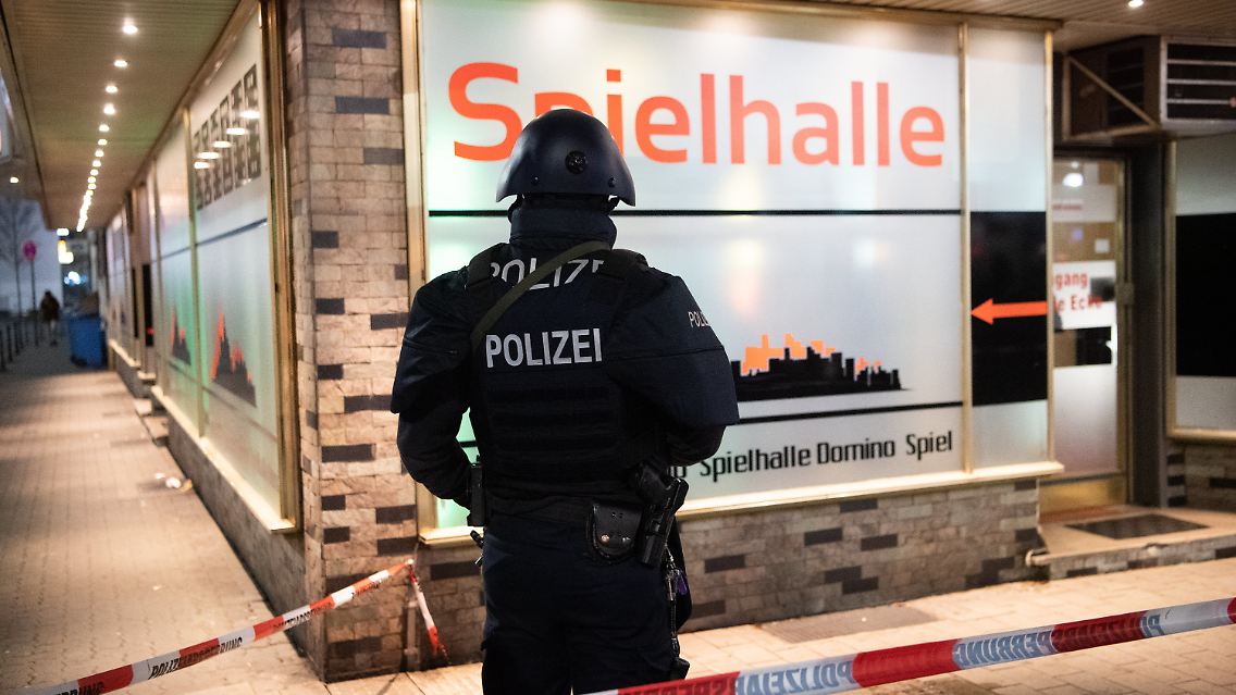 Danach wurden vor einer weiteren Shisha-Bar am Kurt-Schumacher-Platz ...