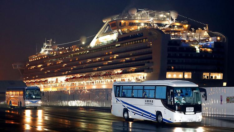 Mit Bussen werden die Passagiere der "Diamond Princess" zu Bahnhöfen und Flughäfen transportiert. 