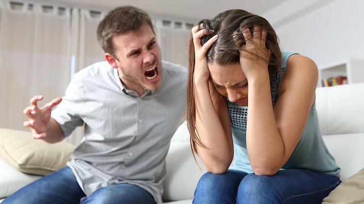 Trotz der Lieblosigkeit des Partners schaffen es die Opfer lange nicht, sich zu trennen. 