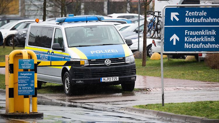 Die Polizei bewachte die Klinik in Hannover - das trieb die Kosten für die Behandlung weiter in die Höhe.