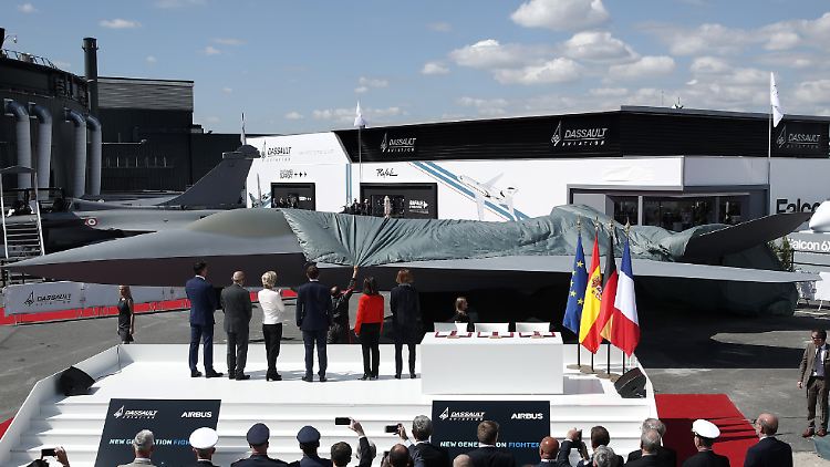 Im vergangenen Sommer wurde ein Modell des neuen Jets enthüllt - unter Beteiligung der damaligen Bundesverteidigungsministerin von der Leyen.
