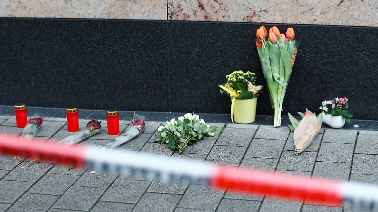 Blumen an einem der Tatorte in Hanau. 